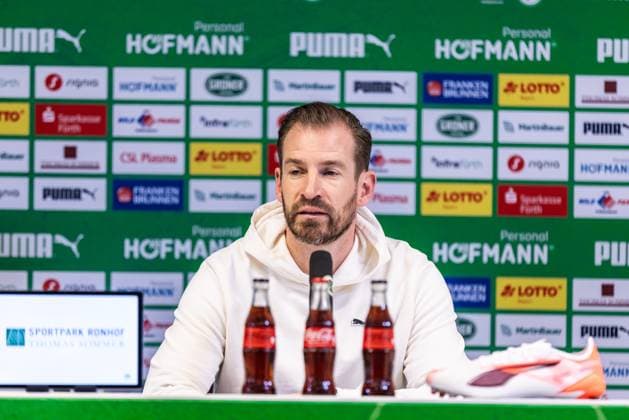 Fußball - Herren - 2. Bundesliga - 27. Spieltag - Saison 2024 2025 - SpvGG Greuther Fürth vs. FC Schalke 04 30.03.2025 Pressekonferenz nach Spielende Trainer Jan Siewert (SpVgg Greuther Fürth) DFL regulations prohibit any use of photographs as image sequences and or quasi-video Fürth Sportpark Ronhof Thomas Sommer Bayern Deutschland