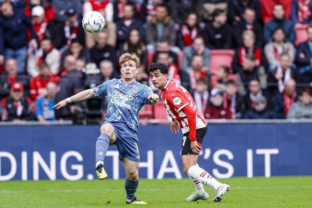 EINDHOVEN, 30-03-2025, Philips Stadium, Dutch Eredivisie Football season 2024 2025 , match between PSV and Ajax. Ajax player Oliver Edvardsen and PSV player Ricard Ledezma PSV - Ajax  x28532410x Copyright: