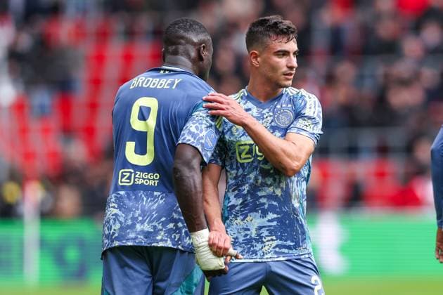 2025-03-30 PSV v AFC Ajax - Dutch Eredivisie EINDHOVEN, NETHERLANDS - MARCH 30: Brian Brobbey of AFC Ajax, Lucas Rosa of AFC Ajax celebrating their sides win during the Dutch Eredivisie match between PSV and AFC Ajax at Philips Stadion on March 30, 2025 in Eindhoven, Netherlands. Eindhoven Philips Stadion Netherlands Content not available for redistribution in The Netherlands directly or indirectly through any third parties. Copyright: xBenxGalx