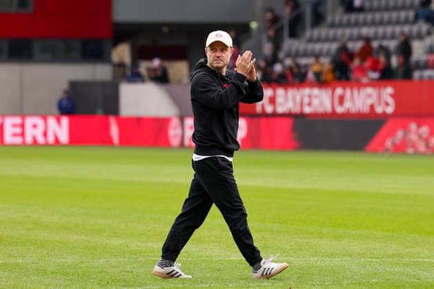 Alexander Straus (FC Bayern Muenchen, Trainer) bedankt sich bei den Fans nach dem Sieg, GER, FC Bayern Muenchen vs. Bayer 04 Leverkusen, Fussball, Google Pixel Frauen-Bundesliga, 18. Spieltag, Saison 2024 2025, 30.03.2025, DFB REGULATIONS PROHIBIT ANY USE OF PHOTOGRAPHS AS IMAGE SEQUENCES AND OR QUASI-VIDEO, GER, FC Bayern Muenchen vs. Bayer 04 Leverkusen, Fussball, Google Pixel Frauen-Bundesliga, 18. Spieltag, Saison 2024 2025, 30.03.2025 Muenchen Copyright: xEibner-Pressefoto JennixMaulx EP_JML