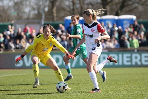 29.03.2025, xcex, GER, Bremen, Platz 11, Frauenfussball, 1. Bundesliga, DIE LIGA, Google Pixel Frauen-Bundesliga, Saison 2024 2025, Spieltag 18, SGE, SV Werder Bremen (SVW) - Eintracht Frankfurt Frauen (SGE), Laura Freigang (SGE) gegen Livia Peng (SVW) DFL regulations prohibit any use of photographs as image sequences and or quasi-video