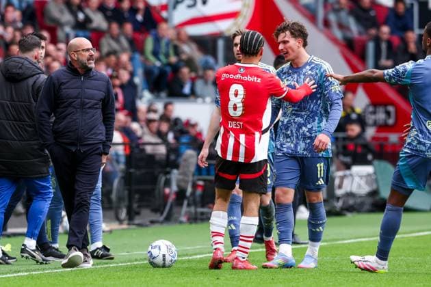 2025-03-30 PSV v AFC Ajax - Dutch Eredivisie EINDHOVEN, NETHERLANDS - MARCH 30: Head Coach Peter Bosz of PSV shouting during the Dutch Eredivisie match between PSV and AFC Ajax at Philips Stadion on March 30, 2025 in Eindhoven, Netherlands. Eindhoven Philips Stadion Netherlands Content not available for redistribution in The Netherlands directly or indirectly through any third parties. Copyright: xPieterxvanxderxWoudex