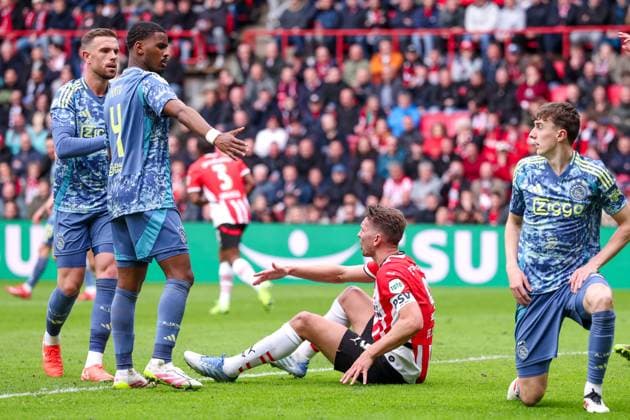 2025-03-30 PSV v AFC Ajax - Dutch Eredivisie EINDHOVEN, NETHERLANDS - MARCH 30: Jorrel Hato of AFC Ajax in argument with Luuk de Jong of PSV during the Dutch Eredivisie match between PSV and AFC Ajax at Philips Stadion on March 30, 2025 in Eindhoven, Netherlands. Eindhoven Philips Stadion Netherlands Content not available for redistribution in The Netherlands directly or indirectly through any third parties. Copyright: xPieterxvanxderxWoudex
