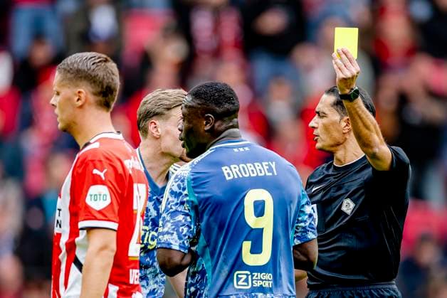 Referee Serdar Gozubuyuk gives AFC Ajax Amsterdam forwarder Brian Brobbey the yellow card during the match PSV - Ajax at the Philips stadium for the Dutch Eredivisie season 2024-2025 in EINDHOVEN, Netherlands on 30 march 2025, (photo by Marcel van Dorst EYE4images DeFodi Images)