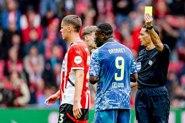 Referee Serdar Gozubuyuk gives AFC Ajax Amsterdam forwarder Brian Brobbey the yellow card during the match PSV - Ajax at the Philips stadium for the Dutch Eredivisie season 2024-2025 in EINDHOVEN, Netherlands on 30 march 2025, (photo by Marcel van Dorst EYE4images DeFodi Images)