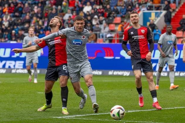 Ingolstadt, Deutschland 30. März 2025: 3. Liga - 2024 2025 - FC Ingolstadt 04 vs. Viktoria Köln Im Bild: v. li. im Zweikampf Yannick Deichmann (FCI), Niklas May (Koeln) und Gustav Christensen (FCI) DFB regulations prohibit any use of photographs as image sequences and or quasi-video Audi Sportpark Bayern Copyright: xFotostandx xSchäferx