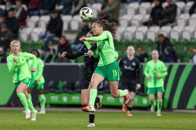 v.li.: Kassandra Potsi (SGS Essen, 28) und Diana Nemeth (VfL Wolfsburg, 15) im Zweikampf, Duell, Dynamik, Aktion, Action, Spielszene, DIE DFB-RICHTLINIEN UNTERSAGEN JEGLICHE NUTZUNG VON FOTOS ALS SEQUENZBILDER UND ODER VIDEOÄHNLICHE FOTOSTRECKEN. DFB REGULATIONS PROHIBIT ANY USE OF PHOTOGRAPHS AS IMAGE SEQUENCES AND OR QUASI-VIDEO., 30.03.2025, Wolfsburg (Deutschland), Fussball, Google Pixel Frauen-Bundesliga, VfL Wolfsburg - SGS Essen