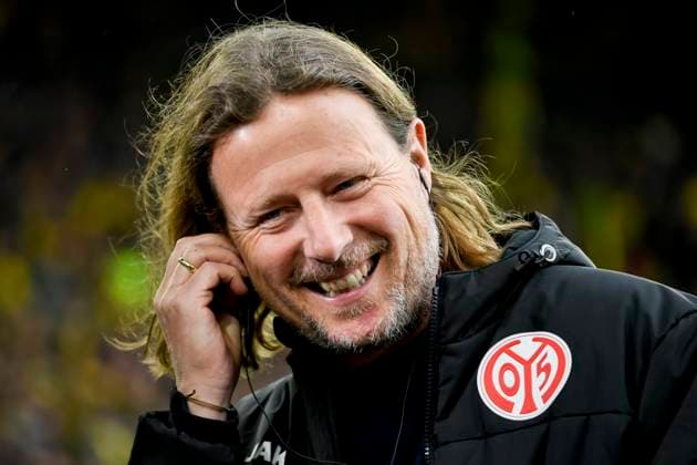 Sport Bilder des Tages Trainer Bo Henriksen (1. FSV Mainz 05) schaut waehrend des Spiels der 1. Bundesliga zwischen Borussia Dortmund und 1. FSV Mainz 05, SIGNAL IDUNA PARK am 30. March 2025 in Dortmund, Deutschland. (Foto von Max Maiwald DeFodi Images) +++ Trainer Bo Henriksen (1. FSV Mainz 05) looks on during the Bundesliga match between Borussia Dortmund and 1. FSV Mainz 05 at Signal Iduna Park on March 30, 2025 in Dortmund, Germany. (Photo by Max Maiwald DeFodi Images) DFL regulations prohibit any use of photographs as image sequences and or quasi-video. (Photo by Max Maiwald DeFodi Images)