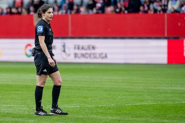 Riem Hussein (Schiedsrichterin). FC Bayern Muenchen Frauen gegen Bayer 04 Leverkusen, Fussball, Google Pixel Frauen-Bundesliga, 18. Spieltag, Saison 2024 2025, 30.03.2025. (DFL DFB REGULATIONS PROHIBIT ANY USE OF PHOTOGRAPHS as IMAGE SEQUENCES and or QUASI-VIDEO). FC Bayern Muenchen Frauen gegen Bayer 04 Leverkusen, Fussball, Google Pixel Frauen-Bundesliga, 18. Spieltag, Saison 2024 2025, 30.03.2025. Muenchen *** Riem Hussein Referee FC Bayern Muenchen Women vs Bayer 04 Leverkusen, Football, Google Pixel Women Bundesliga, Matchday 18, Season 2024 2025, 30 03 2025 DFL DFB REGULATIONS PROHIBIT ANY USE OF PHOTOGRAPHS as IMAGE SEQUENCES and or QUASI VIDEO FC Bayern Muenchen Women vs Bayer 04 Leverkusen, Football, Google Pixel Women Bundesliga, Matchday 18, Season 2024 2025, 30 03 2025 Muenchen Copyright: xEibner-Pressefoto HeikexFeinerx EP_HFR