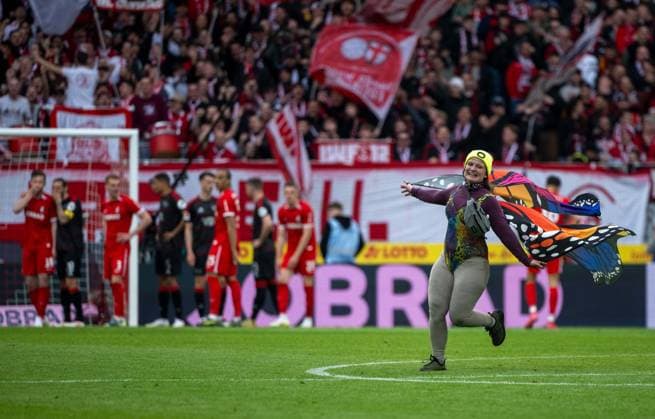 Sport Themen der Woche KW13 Fussball, Herren, 1. Bundesliga, Saison 2024 25, (27. Spieltag), SC Freiburg - 1. FC Union Berlin (1:2), Flitzerin auf dem Rasen, 30.03.2025, *** Football, Men, 1 Bundesliga, Season 2024 25, Matchday 27 , SC Freiburg 1 FC Union Berlin 1 2 , Flitzerin auf dem Rasen, 30 03 2025, Copyright: xMatthiasxKochx