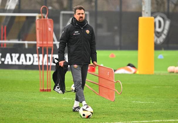 Trainer Thomas Stamm, SG Dynamo Dresden, Training, Fußball, Fussball, 3. Liga, Dritte Liga, Saison 2024 2025, AOK PLUS Walter-Fritzsch-Akademie, Messering 18, Dresden, Ostragehege, 26.03.2025, *** Coach Thomas Stamm, SG Dynamo Dresden, training, soccer, soccer, 3 Liga, Dritte Liga, season 2024 2025, AOK PLUS Walter Fritzsch Akademie, Messering 18, Dresden, Ostragehege, 26 03 2025,