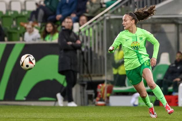 v.li.: Diana Nemeth (VfL Wolfsburg, 15) am Ball, Freisteller, Einzelbild, Ganzkörper, Aktion, Action, Spielszene, DIE DFB-RICHTLINIEN UNTERSAGEN JEGLICHE NUTZUNG VON FOTOS ALS SEQUENZBILDER UND ODER VIDEOÄHNLICHE FOTOSTRECKEN. DFB REGULATIONS PROHIBIT ANY USE OF PHOTOGRAPHS AS IMAGE SEQUENCES AND OR QUASI-VIDEO., 30.03.2025, Wolfsburg (Deutschland), Fussball, Google Pixel Frauen-Bundesliga, VfL Wolfsburg - SGS Essen