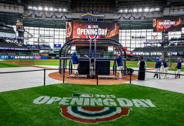 The Milwaukee Brewers take the field for pregame batting practice before the start of the MLB, Baseball Herren, USA baseball game between the Kansas City Royals and the Milwaukee Brewers at American Family Field in Milwaukee, Wisconsin on Monday, March 31, 2025. The game is the Brewers 2025 season home opener.  MIL20250331801 TANNENxMAURY
