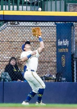 Milwaukee Brewers outfielder Sal Frelick catches a fly ball hit by Kansas City Royals designated hitter Vinnie Pasquantino in the first inning of the MLB, Baseball Herren, USA baseball game between the Kansas City Royals and the Milwaukee Brewers at American Family Field in Milwaukee, Wisconsin on Monday, March 31, 2025. The game is the Brewers 2025 season home opener.  MIL20250331809 TANNENxMAURY