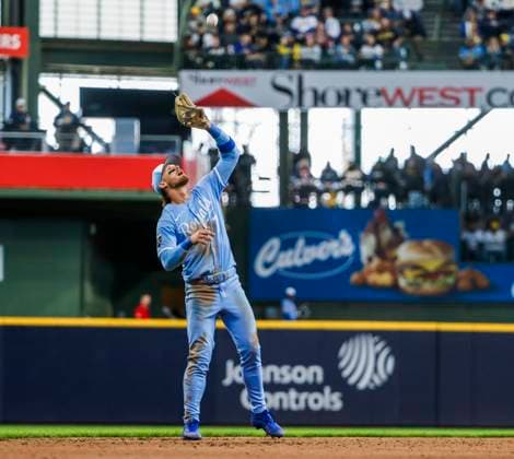 Kansas City Royals shortstop Bobby Witt Jr. catches an infield fly ball hit by Milwaukee Brewers outfielder Sal Frelick in the sixth inning of the MLB, Baseball Herren, USA baseball game between the Kansas City Royals and the Milwaukee Brewers at American Family Field in Milwaukee, Wisconsin on Monday, March 31, 2025. The game is the Brewers 2025 season home opener.  MIL20250331823 TANNENxMAURY