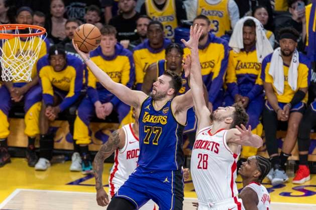 Sport Bilder des Tages March 31, 2025, Los Angeles, California, USA: Los Angeles Lakers Luka Doncic 77 goes past Houston Rockets Alperen AÅ¾engoÂ¼n 28Ã¢â‚¬¹ to the basket during an NBA, Basketball Herren, USA basketball game at Crypto.com Arena on Monday, March 31, 2025 in Los Angeles. Los Angeles USA - ZUMAc68_ 20250331_zaf_c68_053 Copyright: xRingoxChiux