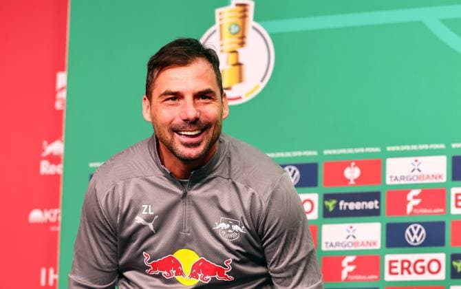 Sport Bilder des Tages RB Leipzig - Trainer Pressekonferenz Leipzig, 01.04.2025, RB Fußball Akademie, Fußball Bundesliga Herren , RB LEIPZIG - Vorstellung. Zsolt Löw Loew, neuer Trainer der RB Bundesliga Mannschaft nach Freistellung von Vorgänger Marco Rose , Im Bild: Trainer Zsolt Löw Loew (RB Leipzig) , *** RB Leipzig coach press conference Leipzig, 01 04 2025, RB Fußball Akademie, Fußball Bundesliga Herren , RB LEIPZIG Presentation Zsolt Löw Loew, new coach of the RB Bundesliga team after release of predecessor Marco Rose , In the picture coach Zsolt Löw Loew RB Leipzig , Picture Point