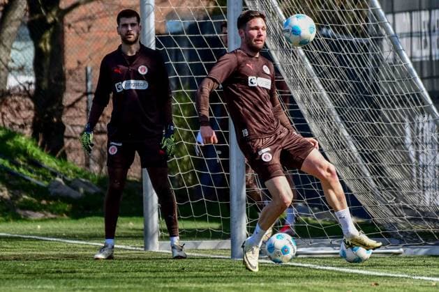 Ben Voll Andreas Albers ( Pauli ) Deutschland , Hamburg , Traininggelände an der Kollaustrasse , Fussball , 1 . Fussball Bundesliga , FC St Pauli