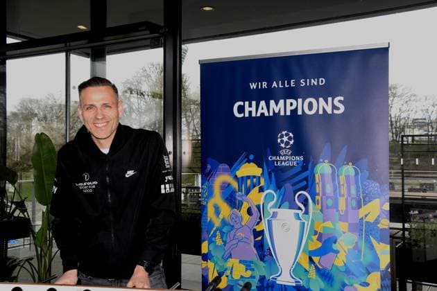 Chris Marks beim Kickern mehrfachen Tischfußball-Weltmeister und Champions League-Sieger Muenchen 01.04.2025 Coubertin im Olympiapark, Am 28. 05.2025 startet das Champions Festival im Olympiapark und das Highlight des Rahmenprogramms rund um das Finale der UEFA Champions League 2025 am 31. Mai in Muenchen.
