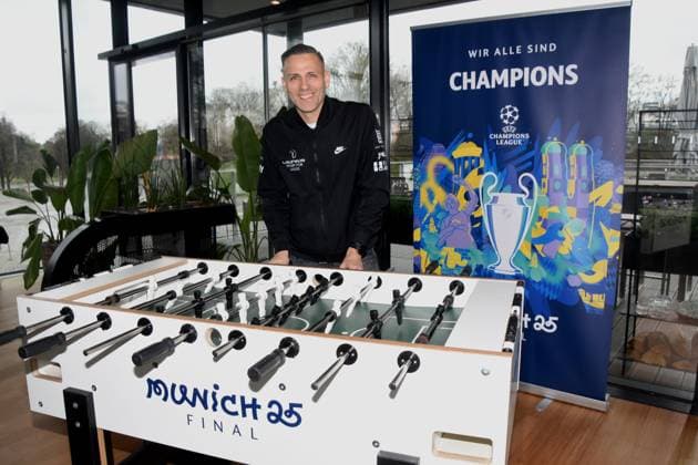 Chris Marks beim Kickern mehrfachen Tischfußball-Weltmeister und Champions League-Sieger Muenchen 01.04.2025 Coubertin im Olympiapark, Am 28. 05.2025 startet das Champions Festival im Olympiapark und das Highlight des Rahmenprogramms rund um das Finale der UEFA Champions League 2025 am 31. Mai in Muenchen.