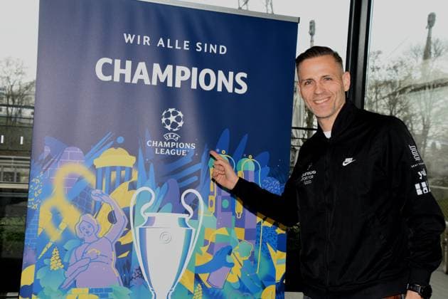 Chris Marks beim Kickern mehrfachen Tischfußball-Weltmeister und Champions League-Sieger Muenchen 01.04.2025 Coubertin im Olympiapark, Am 28. 05.2025 startet das Champions Festival im Olympiapark und das Highlight des Rahmenprogramms rund um das Finale der UEFA Champions League 2025 am 31. Mai in Muenchen.