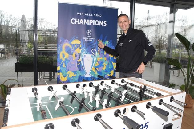 Chris Marks beim Kickern mehrfachen Tischfußball-Weltmeister und Champions League-Sieger Muenchen 01.04.2025 Coubertin im Olympiapark, Am 28. 05.2025 startet das Champions Festival im Olympiapark und das Highlight des Rahmenprogramms rund um das Finale der UEFA Champions League 2025 am 31. Mai in Muenchen.