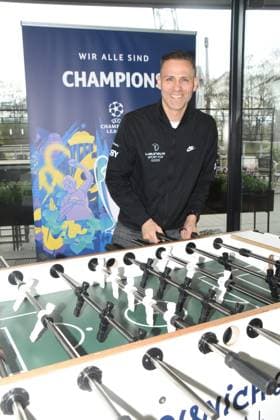 Chris Marks beim Kickern mehrfachen Tischfußball-Weltmeister und Champions League-Sieger Muenchen 01.04.2025 Coubertin im Olympiapark, Am 28. 05.2025 startet das Champions Festival im Olympiapark und das Highlight des Rahmenprogramms rund um das Finale der UEFA Champions League 2025 am 31. Mai in Muenchen.