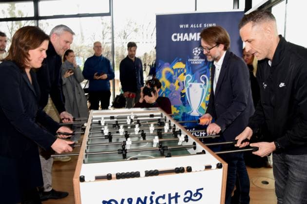 Verena Dietl Buergermeisterin Dietmar Hamann UEFA-Botschafter FC-Bayern-Legende Florian Kraus Sportreferent Muenchen Chris Marks beim Kickern mehrfachen Tischfußball-Weltmeister und Champions League-Sieger Muenchen 01.04.2025 Coubertin im Olympiapark, Am 28. 05.2025 startet das Champions Festival im Olympiapark und das Highlight des Rahmenprogramms rund um das Finale der UEFA Champions League 2025 am 31. Mai in Muenchen.
