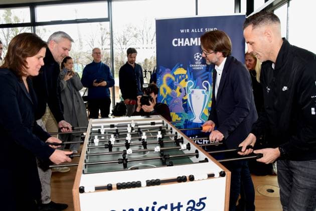 Verena Dietl Buergermeisterin Dietmar Hamann UEFA-Botschafter FC-Bayern-Legende Florian Kraus Sportreferent Muenchen Chris Marks beim Kickern mehrfachen Tischfußball-Weltmeister und Champions League-Sieger Muenchen 01.04.2025 Coubertin im Olympiapark, Am 28. 05.2025 startet das Champions Festival im Olympiapark und das Highlight des Rahmenprogramms rund um das Finale der UEFA Champions League 2025 am 31. Mai in Muenchen.