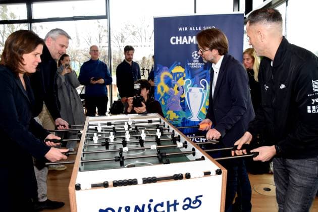 Verena Dietl Buergermeisterin Dietmar Hamann UEFA-Botschafter FC-Bayern-Legende Florian Kraus Sportreferent Muenchen Chris Marks beim Kickern mehrfachen Tischfußball-Weltmeister und Champions League-Sieger Muenchen 01.04.2025 Coubertin im Olympiapark, Am 28. 05.2025 startet das Champions Festival im Olympiapark und das Highlight des Rahmenprogramms rund um das Finale der UEFA Champions League 2025 am 31. Mai in Muenchen.