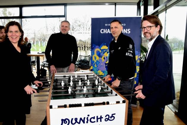 Verena Dietl Buergermeisterin Dietmar Hamann UEFA-Botschafter FC-Bayern-Legende Chris Marks beim Kickern mehrfachen Tischfußball-Weltmeister und Champions League-Sieger Florian Kraus Sportreferent Muenchen Muenchen 01.04.2025 Coubertin im Olympiapark, Am 28. 05.2025 startet das Champions Festival im Olympiapark und das Highlight des Rahmenprogramms rund um das Finale der UEFA Champions League 2025 am 31. Mai in Muenchen.