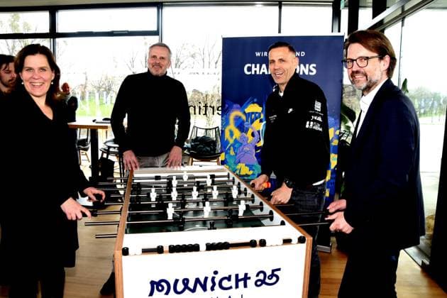 Verena Dietl Buergermeisterin Dietmar Hamann UEFA-Botschafter FC-Bayern-Legende Chris Marks beim Kickern mehrfachen Tischfußball-Weltmeister und Champions League-Sieger Florian Kraus Sportreferent Muenchen Muenchen 01.04.2025 Coubertin im Olympiapark, Am 28. 05.2025 startet das Champions Festival im Olympiapark und das Highlight des Rahmenprogramms rund um das Finale der UEFA Champions League 2025 am 31. Mai in Muenchen.