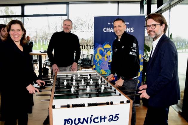 Verena Dietl Buergermeisterin Dietmar Hamann UEFA-Botschafter FC-Bayern-Legende Chris Marks beim Kickern mehrfachen Tischfußball-Weltmeister und Champions League-Sieger Florian Kraus Sportreferent Muenchen Muenchen 01.04.2025 Coubertin im Olympiapark, Am 28. 05.2025 startet das Champions Festival im Olympiapark und das Highlight des Rahmenprogramms rund um das Finale der UEFA Champions League 2025 am 31. Mai in Muenchen.