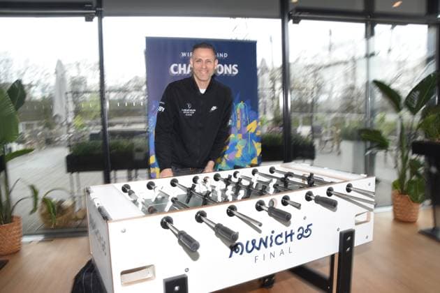 Chris Marks beim Kickern mehrfachen Tischfußball-Weltmeister und Champions League-Sieger Muenchen 01.04.2025 Coubertin im Olympiapark, Am 28. 05.2025 startet das Champions Festival im Olympiapark und das Highlight des Rahmenprogramms rund um das Finale der UEFA Champions League 2025 am 31. Mai in Muenchen.