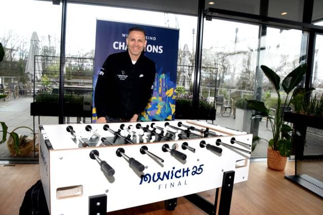 Chris Marks beim Kickern mehrfachen Tischfußball-Weltmeister und Champions League-Sieger Muenchen 01.04.2025 Coubertin im Olympiapark, Am 28. 05.2025 startet das Champions Festival im Olympiapark und das Highlight des Rahmenprogramms rund um das Finale der UEFA Champions League 2025 am 31. Mai in Muenchen.