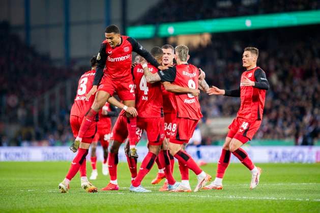 Sport Bilder des Tages 01.04.2025 - Fußball, 2024 2025, DFB-Pokal, Halbfinale, DSC Arminia Bielefeld - Bayer 04 Leverkusen: (M) Jonathan Tah (Leverkusen) jubelt nach seinem Tor zum 0:1 mit (L-R) Piero Hincapie (Leverkusen), Amine Adli (Leverkusen), Robert Andrich (Leverkusen), Robert Andrich (Leverkusen), Patrik Schick (Leverkusen) DFB REGULATIONS PROHIBIT ANY USE OF PHOTOGRAPHS AS IMAGE SEQUENCES AND OR QUASI-VIDEO. Bielefeld Nordrhein-Westfalen Deutschland Schüco Arena *** 01 04 2025 Soccer, 2024 2025, DFB Cup, Semifinal, DSC Arminia Bielefeld Bayer 04 Leverkusen M Jonathan Tah Leverkusen celebrates after his goal to 0 1 with L R Piero Hincapie Leverkusen , Amine Adli Leverkusen , Robert Andrich Leverkusen , Robert Andrich Leverkusen , Patrik Schick Leverkusen DFB REGULATIONS PROHIBIT ANY USE OF PHOTOGRAPHS AS IMAGE SEQUENCES AND OR QUASI VIDEO Bielefeld Nordrhein Westfalen Germany Schüco Arena