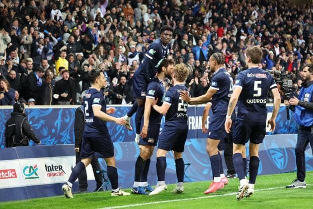 FOOTBALL : Dunkerque vs Paris Saint-Germain - Coupe de France demi-finale - 01 04 2025 Ouverture du score et joie des joueurs de Dunkerque sur un but de Vincent SASSO (Dunkerque) lors du match Dunkerque vs Paris Saint-Germain, Coupe de France demi-finale, Decathlon Arena stade Pierre Mauroy Villeneuve d Ascq, le 1 avril 2025 - photo Laurent Sanson PsnewZ  Copyright: xPhotoxLaurentxSansonx xPsnewZx