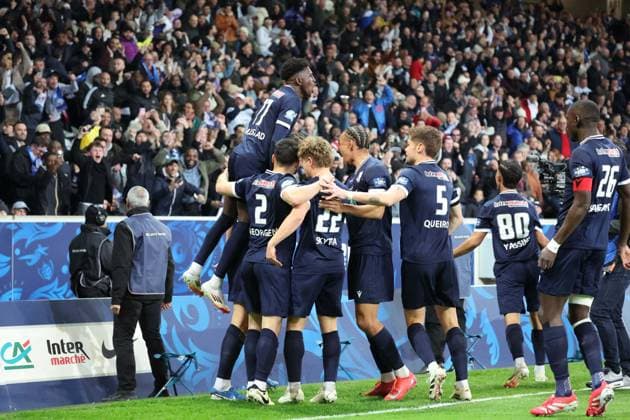 FOOTBALL : Dunkerque vs Paris Saint-Germain - Coupe de France demi-finale - 01 04 2025 Ouverture du score et joie des joueurs de Dunkerque sur un but de Vincent SASSO (Dunkerque) lors du match Dunkerque vs Paris Saint-Germain, Coupe de France demi-finale, Decathlon Arena stade Pierre Mauroy Villeneuve d Ascq, le 1 avril 2025 - photo Laurent Sanson PsnewZ  Copyright: xPhotoxLaurentxSansonx xPsnewZx