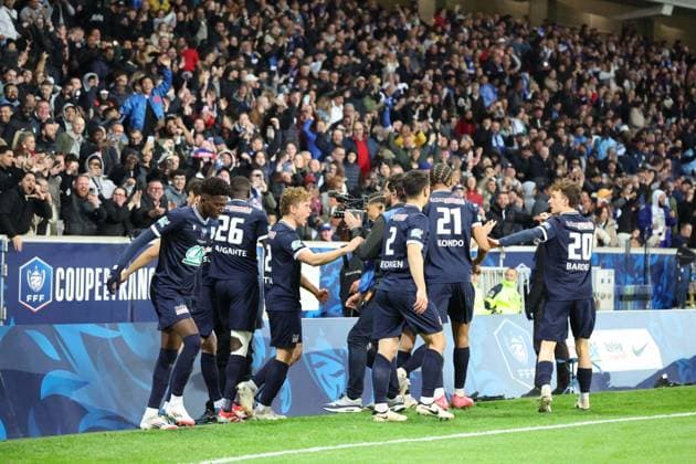 FOOTBALL : Dunkerque vs Paris Saint-Germain - Coupe de France demi-finale - 01 04 2025 Ouverture du score et joie des joueurs de Dunkerque sur un but de Vincent SASSO (Dunkerque) lors du match Dunkerque vs Paris Saint-Germain, Coupe de France demi-finale, Decathlon Arena stade Pierre Mauroy Villeneuve d Ascq, le 1 avril 2025 - photo Laurent Sanson PsnewZ  Copyright: xPhotoxLaurentxSansonx xPsnewZx