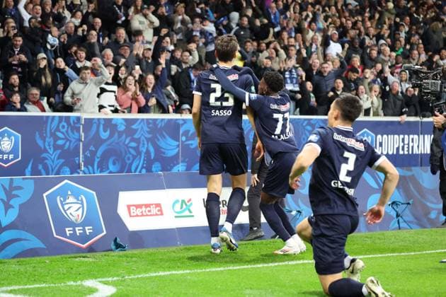 FOOTBALL : Dunkerque vs Paris Saint-Germain - Coupe de France demi-finale - 01 04 2025 Ouverture du score et joie des joueurs de Dunkerque sur un but de Vincent SASSO (Dunkerque) lors du match Dunkerque vs Paris Saint-Germain, Coupe de France demi-finale, Decathlon Arena stade Pierre Mauroy Villeneuve d Ascq, le 1 avril 2025 - photo Laurent Sanson PsnewZ  Copyright: xPhotoxLaurentxSansonx xPsnewZx