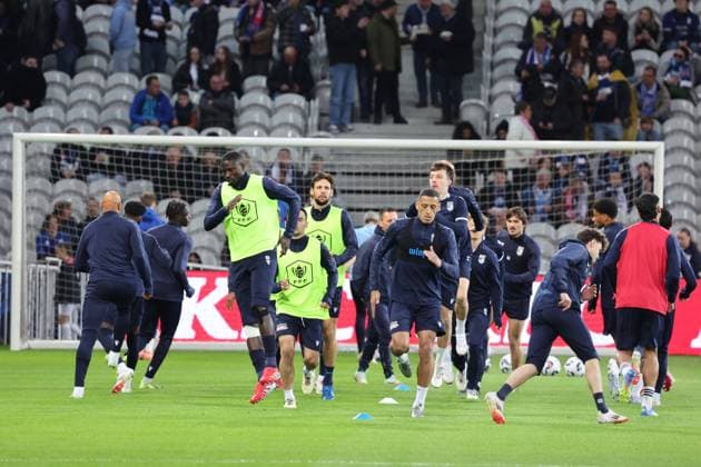 FOOTBALL : Dunkerque vs Paris Saint-Germain - Coupe de France demi-finale - 01 04 2025 Echauffement Ã quipe de Dunkerque lors du match Dunkerque vs Paris Saint-Germain, Coupe de France demi-finale, Decathlon Arena stade Pierre Mauroy Villeneuve d Ascq, le 1 avril 2025 - photo Laurent Sanson PsnewZ  Copyright: xPhotoxLaurentxSansonx xPsnewZx