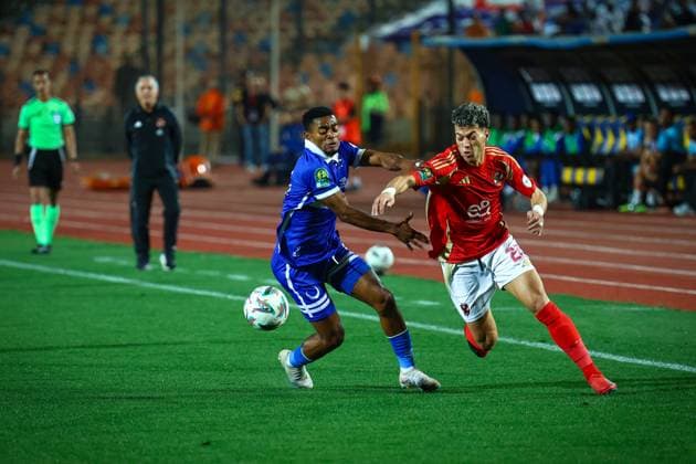 Al Ahly FC vs Al Hilal SC - TotalEnergies CAF Champions League - Quarter Final 1st Leg Emam Ashour trying to pass from Al Hilal defender in the match between Al Ahly FC vs Al Hilal SC in the 1st leg of the Quarter Final of Total Energies CAF Champions League on April 1, 2025 Cairo Cairo Egypt Copyright: xMohamedxTageldinx