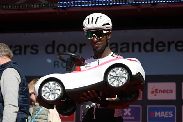 Dwars door Vlaanderen 2025 - Men Elite WAREGEM, BELGIUM - APRIL 02 : Girmay Biniam (ERI) of Intermarche - Wanty receives a gift for his child pictured during the 79th edition of the UCI World Tour Dwars door Vlaanderen Men Elite cycling race with start in Roeselare and finish in Waregem after 184,2 km on April 2, 2025 in Waregem, Belgium, 02 04 2025 ( motor drive Kenny Verfaillie - Waregem Belgium  Copyright: xPeterxDexVoechtx