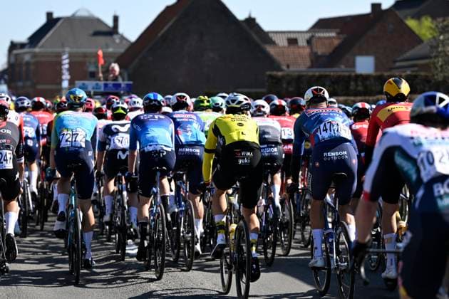Dwars door Vlaanderen 2025 - Men Elite WAREGEM, BELGIUM - APRIL 02 : illustration picture peloton pictured during the 79th edition of the UCI World Tour Dwars door Vlaanderen Men Elite cycling race with start in Roeselare and finish in Waregem after 184,2 km on April 2, 2025 in Waregem, Belgium, 02 04 2025 ( motor drive Kenny Verfaillie - Waregem Belgium  Copyright: xJanxDexMeuleneirx
