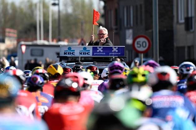 Sport Bilder des Tages Dwars door Vlaanderen 2025 - Men Elite WAREGEM, BELGIUM - APRIL 02 : Race director Scott Sunderland pictured during the 79th edition of the UCI World Tour Dwars door Vlaanderen Men Elite cycling race with start in Roeselare and finish in Waregem after 184,2 km on April 2, 2025 in Waregem, Belgium, 02 04 2025 ( motor drive Kenny Verfaillie - Waregem Belgium  Copyright: xJanxDexMeuleneirx