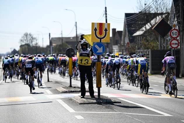 Dwars door Vlaanderen 2025 - Men Elite WAREGEM, BELGIUM - APRIL 02 : illustration picture steward - safety pictured during the 79th edition of the UCI World Tour Dwars door Vlaanderen Men Elite cycling race with start in Roeselare and finish in Waregem after 184,2 km on April 2, 2025 in Waregem, Belgium, 02 04 2025 ( motor drive Kenny Verfaillie - Waregem Belgium  Copyright: xJanxDexMeuleneirx