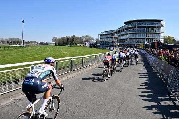 Dwars door Vlaanderen 2025 - Men Elite WAREGEM, BELGIUM - APRIL 02 : illustration picture peloton at the Waregem Hippodrome pictured during the 79th edition of the UCI World Tour Dwars door Vlaanderen Men Elite cycling race with start in Roeselare and finish in Waregem after 184,2 km on April 2, 2025 in Waregem, Belgium, 02 04 2025 ( motor drive Kenny Verfaillie - Waregem Belgium  Copyright: xJanxDexMeuleneirx