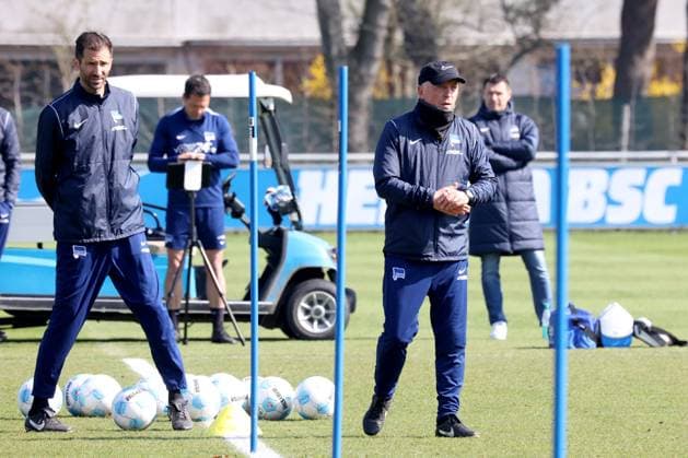 DEU, DFL, 2. FBL Hertha BSC, Training, 02.04.2025, Sportforum, Berlin, DEU, DFL, 2. FBL Hertha BSC, Training, im Bild Co-Trainer Andre Mijatovic (Hertha BSC Berlin), Co-Trainer, Armin Reutershahn (Hertha BSC Berlin) DFL - regulations prohibit any use of Photographs as image sequences and or quasi-video Foto: Juergen Engler nordphoto GmbH nordphotoxGmbHx xEngler nph00076