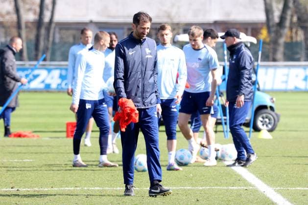 DEU, DFL, 2. FBL Hertha BSC, Training, 02.04.2025, Sportforum, Berlin, DEU, DFL, 2. FBL Hertha BSC, Training, im Bild Cheftrainer Stefan Leitl (Hertha BSC Berlin), Hertha-Spielerkreis DFL - regulations prohibit any use of Photographs as image sequences and or quasi-video Foto: Juergen Engler nordphoto GmbH nordphotoxGmbHx xEngler nph00076
