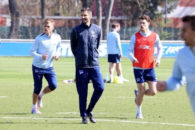 DEU, DFL, 2. FBL Hertha BSC, Training, 02.04.2025, Sportforum, Berlin, DEU, DFL, 2. FBL Hertha BSC, Training, im Bild Co-Trainer Andre Mijatovic (Hertha BSC Berlin), Florian Niederlechner (Hertha BSC Berlin 7), Pascal Klemens (Hertha BSC Berlin 41) DFL - regulations prohibit any use of Photographs as image sequences and or quasi-video Foto: Juergen Engler nordphoto GmbH